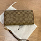 Billetera Coach Monogram Zip Around