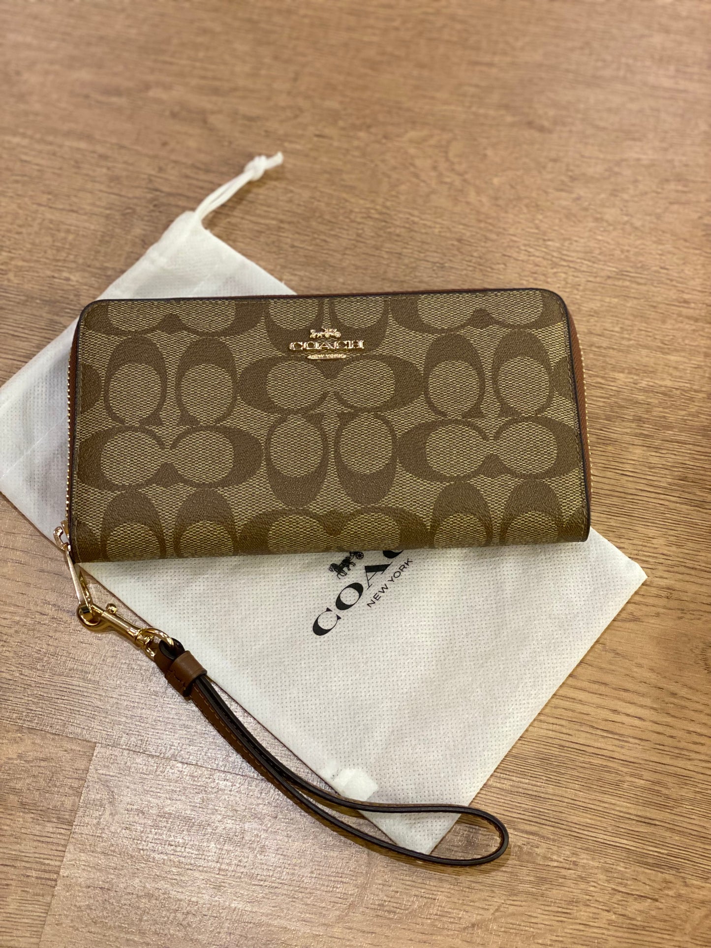 Billetera Coach Monogram Zip Around