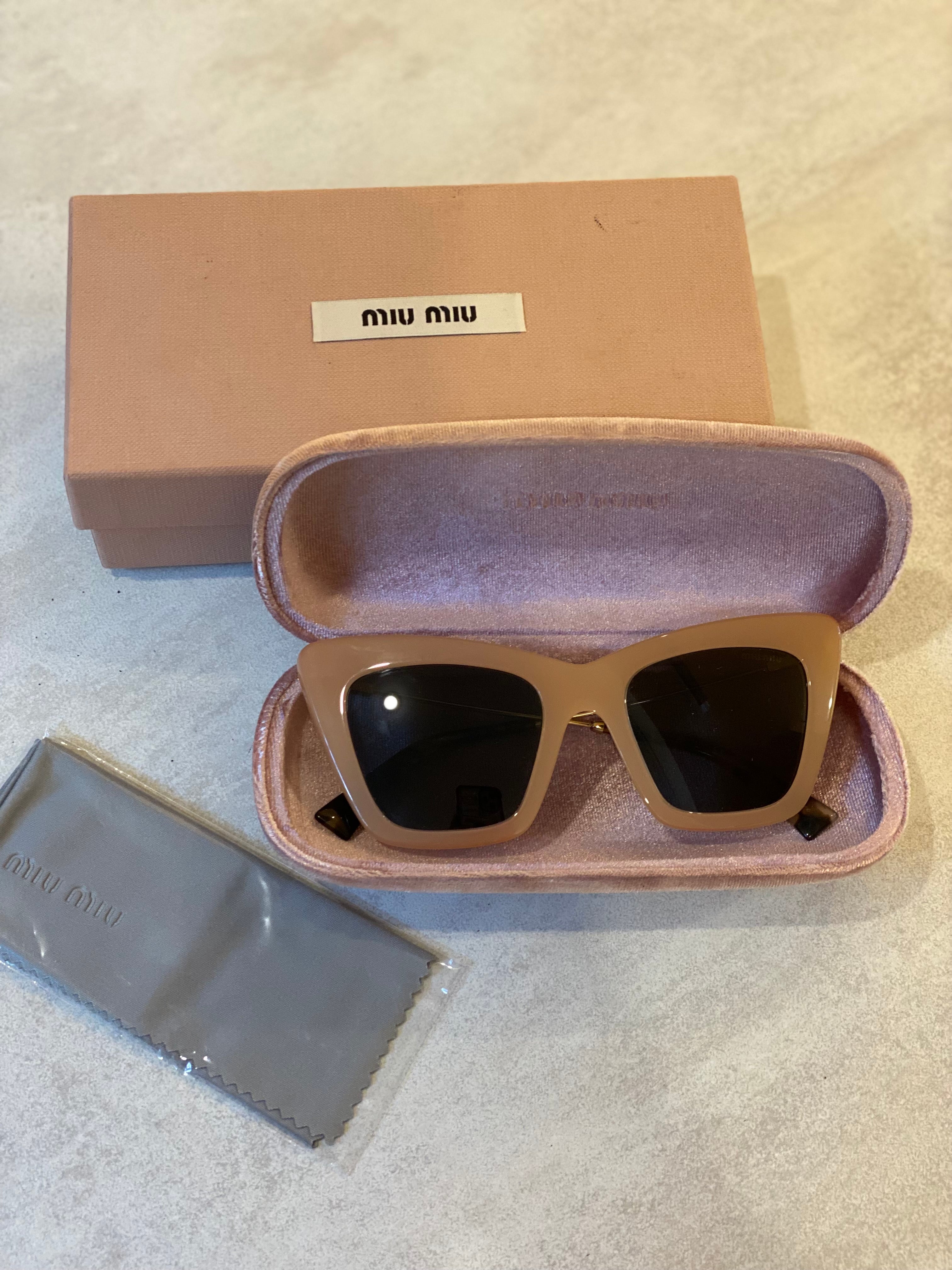 Lente de Sol Miu Miu SMU01W
