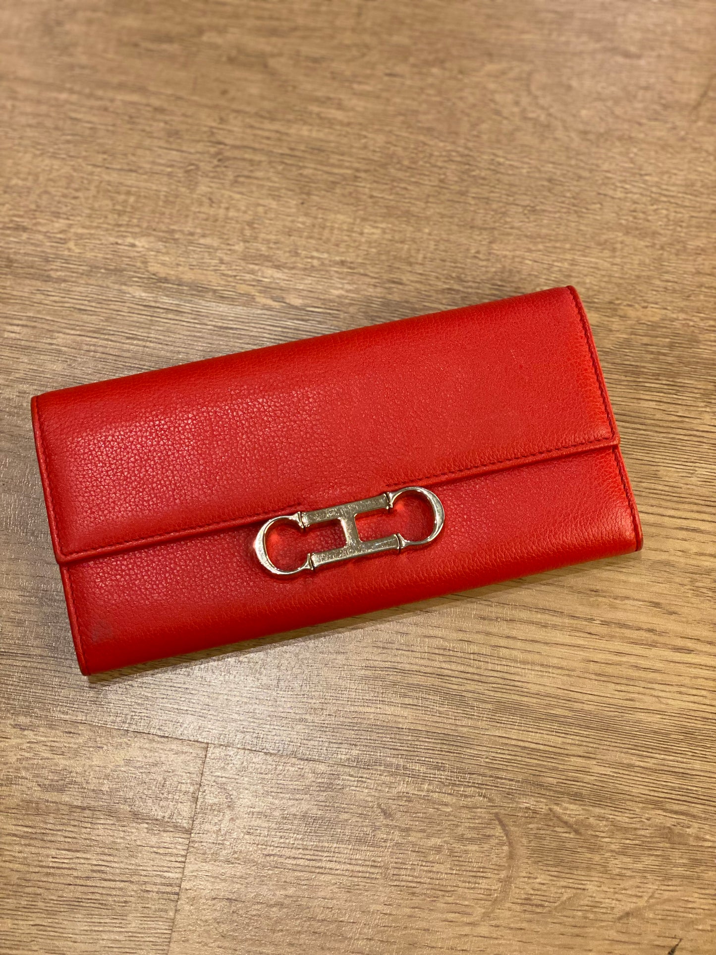 Billetera Carolina Herrera Insignia Roja