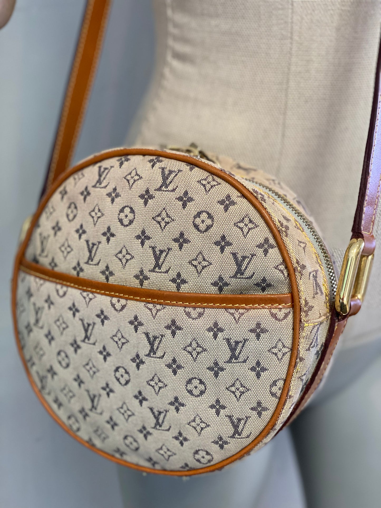 ⁠Bandolera Louis Vuitton Jeanne MM Blue Monogram