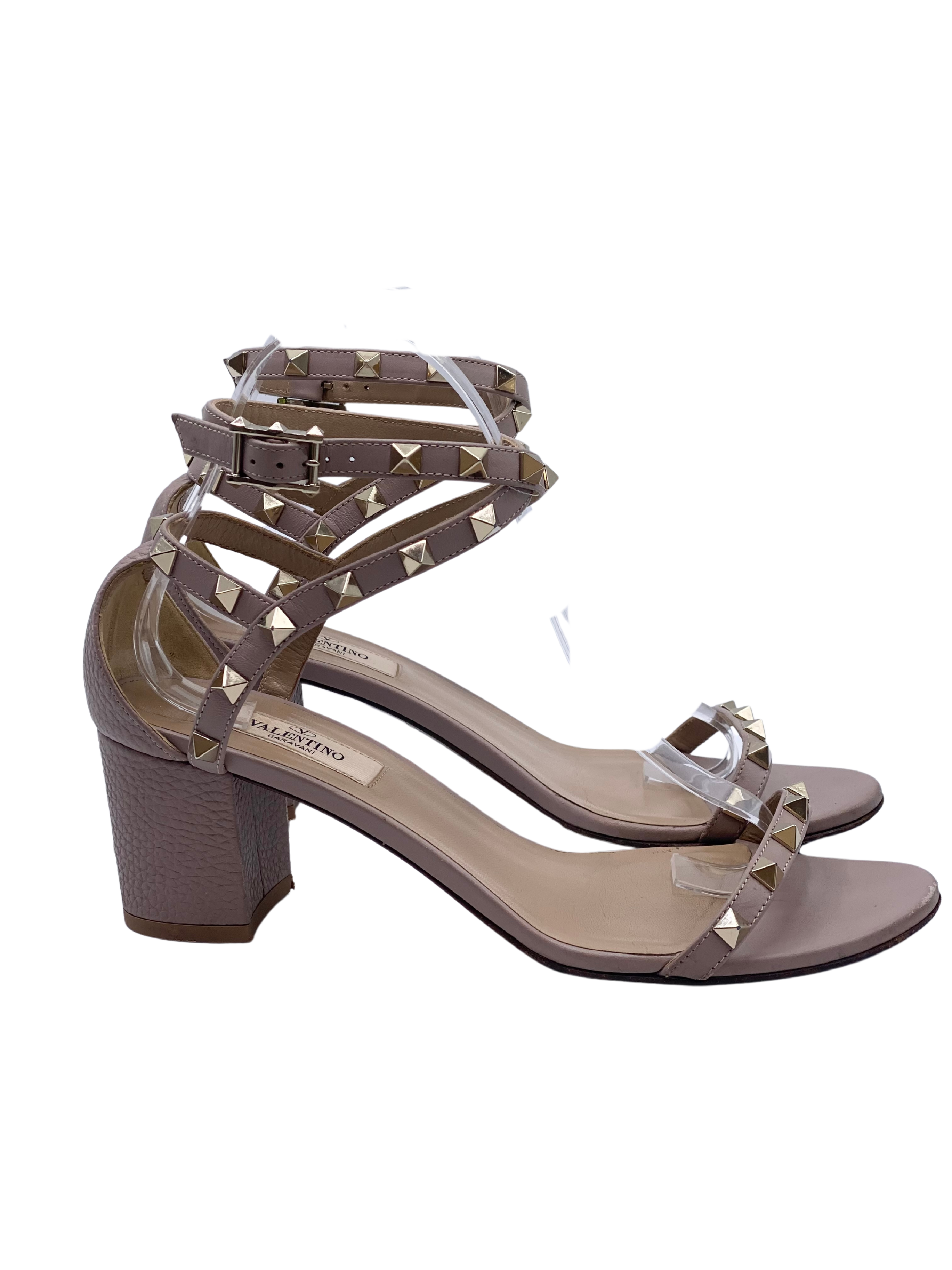 Sandalia Valentino Garavani Rockstud Poudre (37.5)