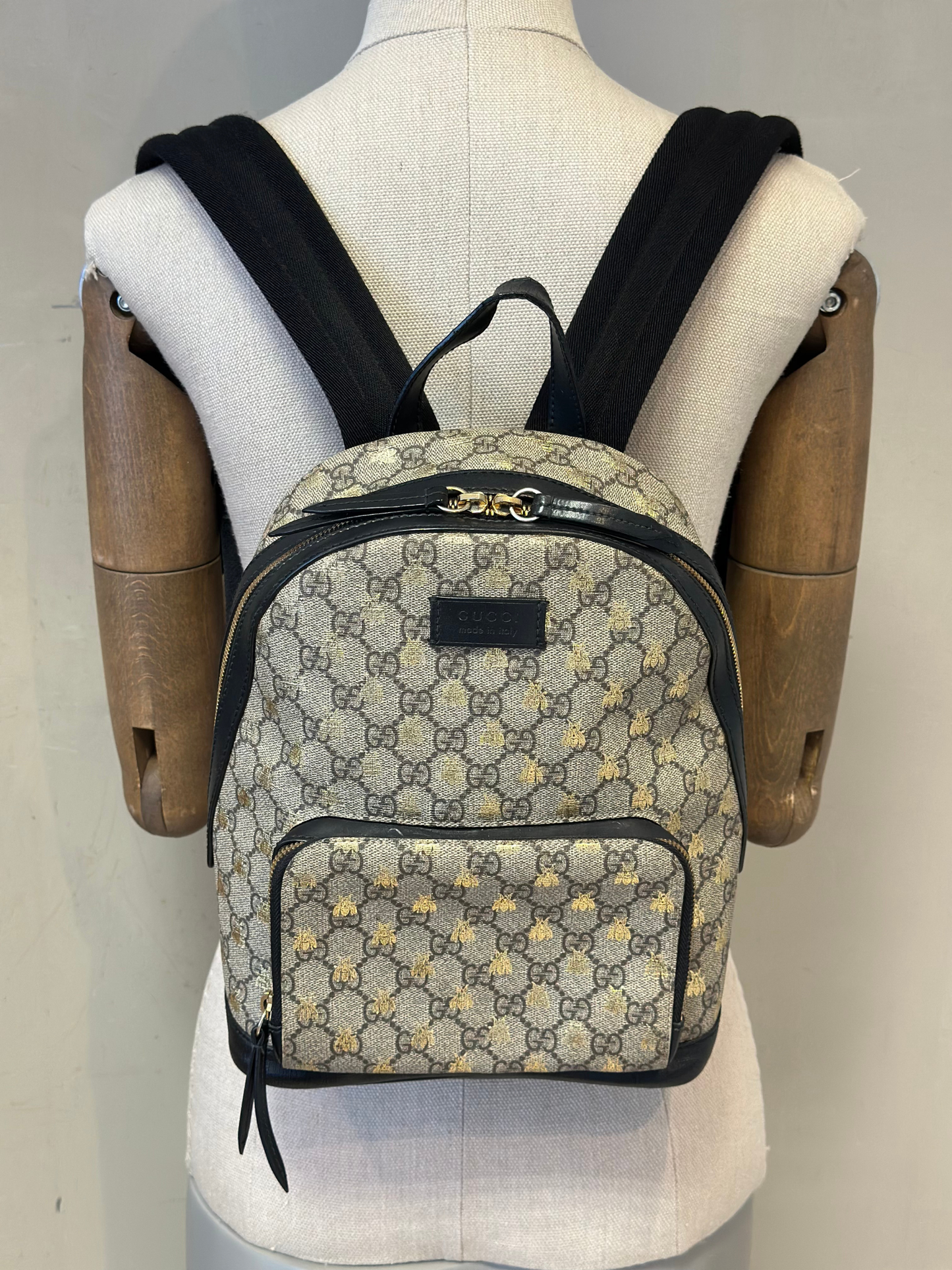 Mochila Pequeña Gucci GG Supreme Gold Bees