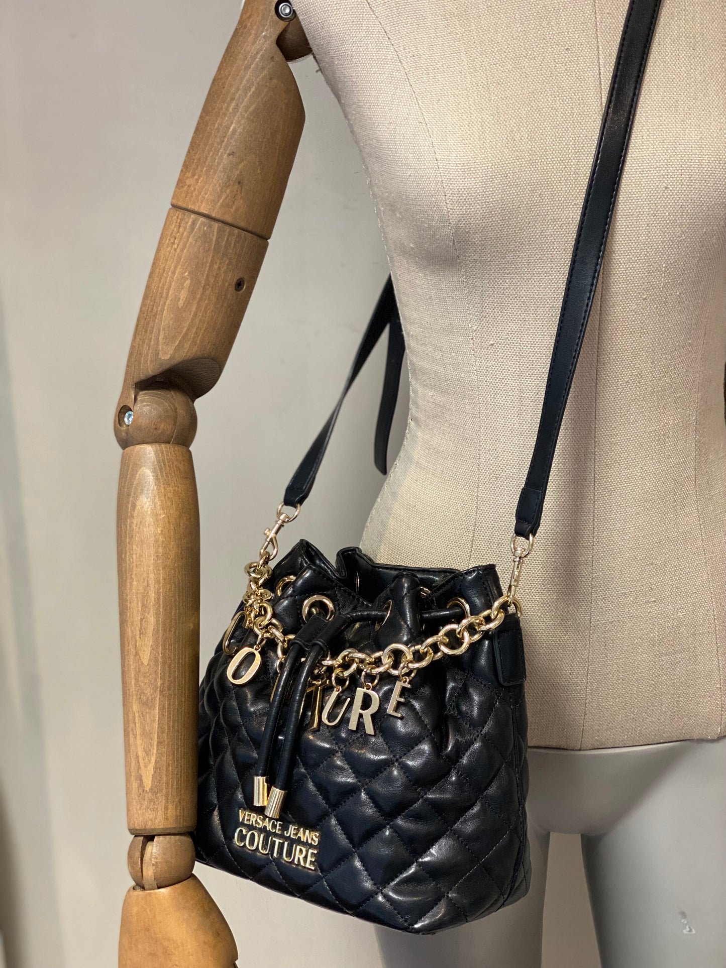 Cartera Versace Couture Charm Bucket Bag