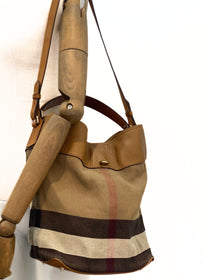Cartera Burberry Ashby Hobo Bag