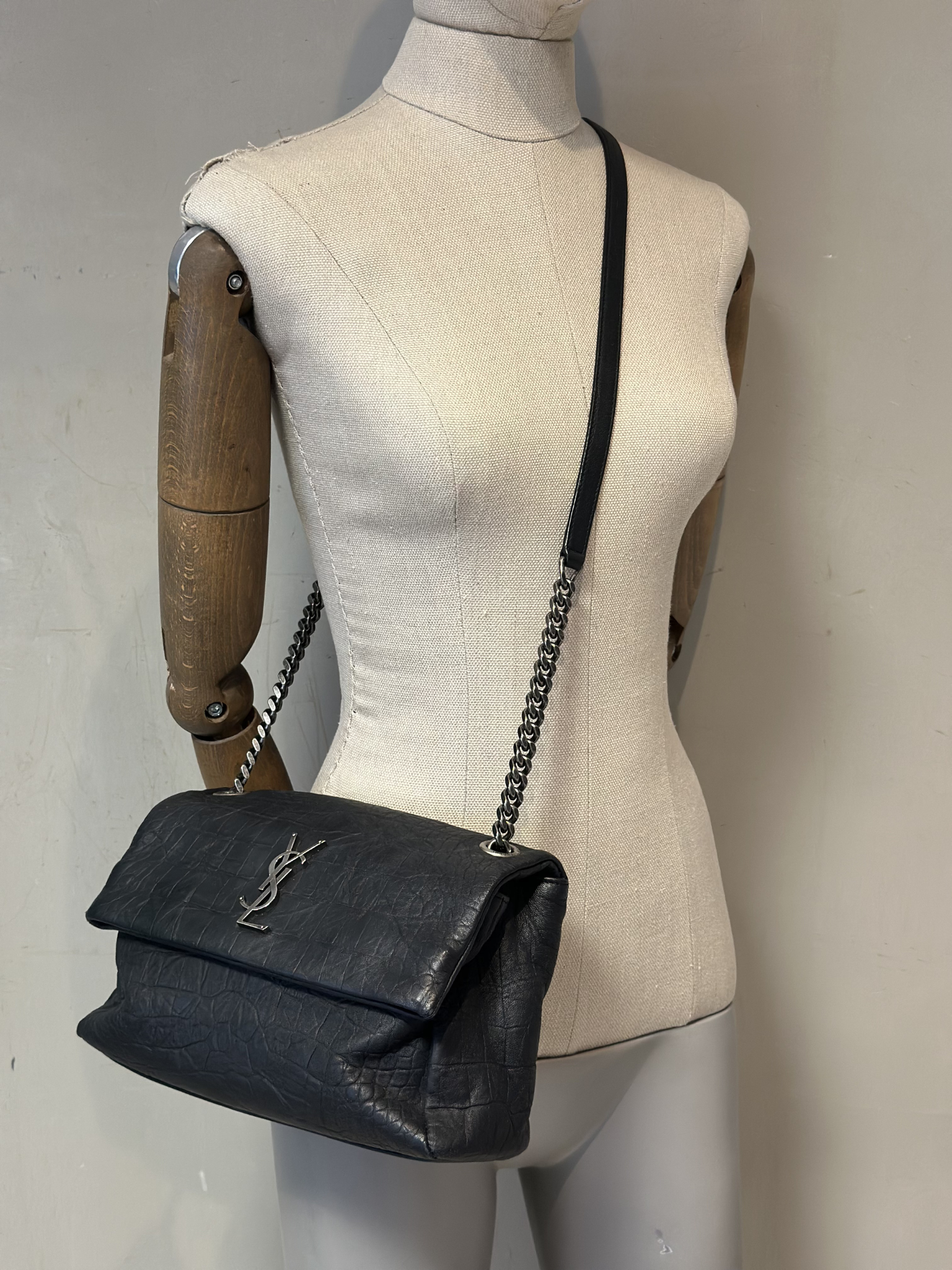 Bandolera Negra Yves Saint Laurent West Hollywood