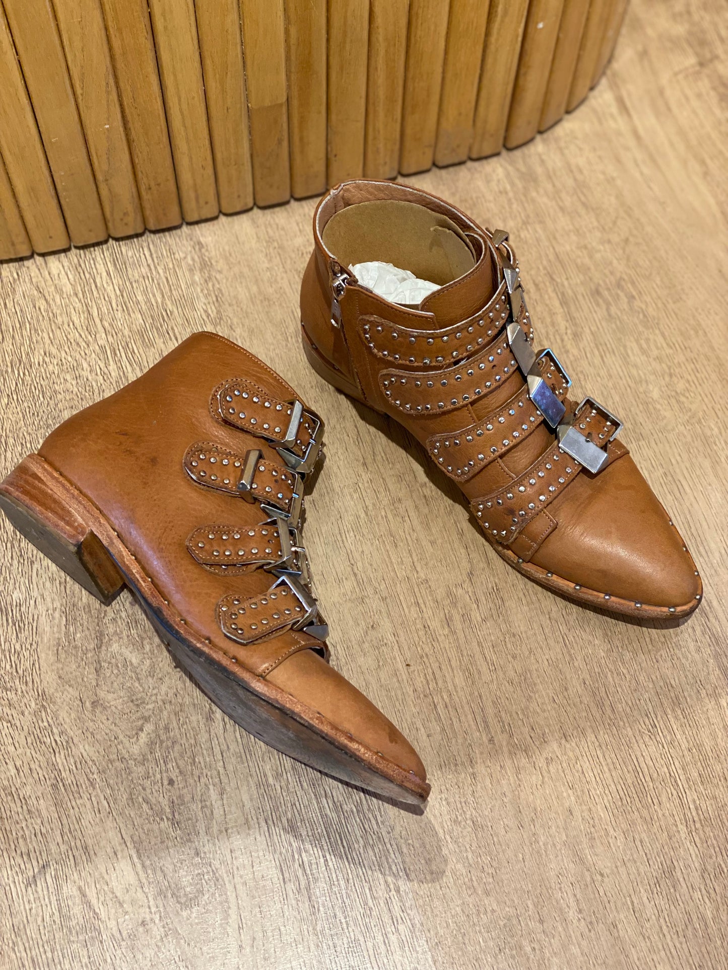 Botas Heidi Claire Con Tachas, 100% Cuero. (38)