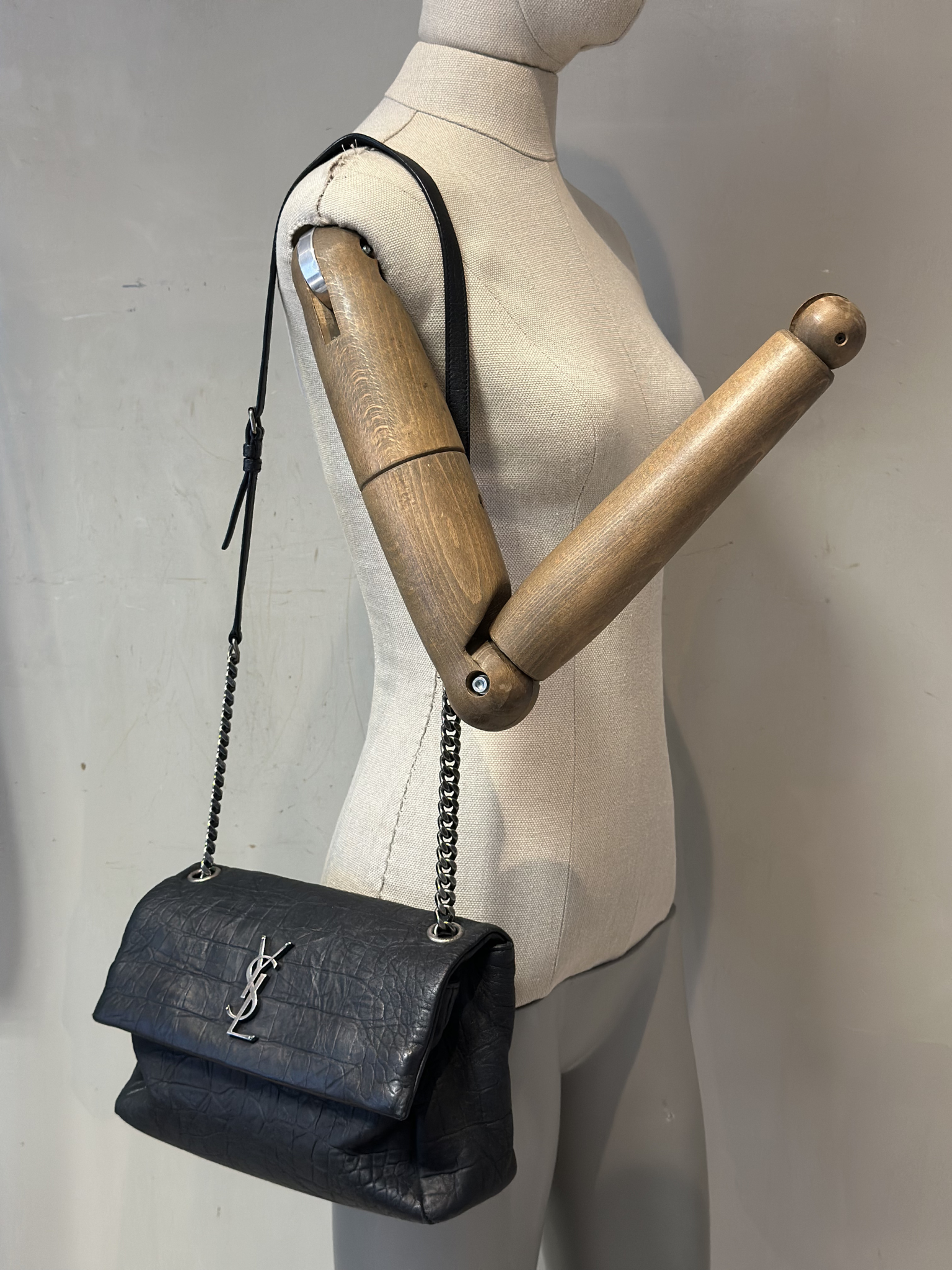 Bandolera Negra Yves Saint Laurent West Hollywood