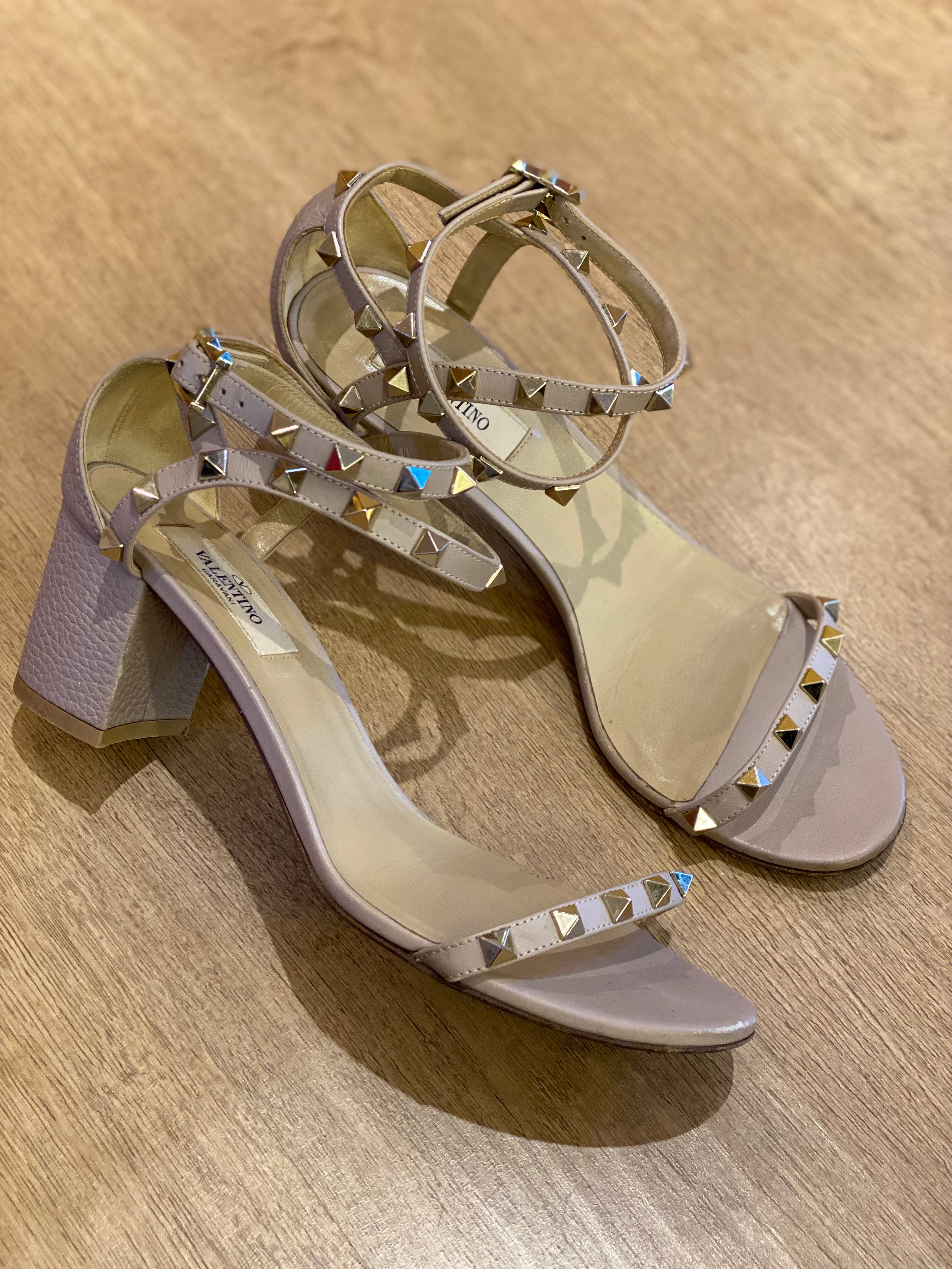 Sandalia Valentino Garavani Rockstud Poudre (37.5)
