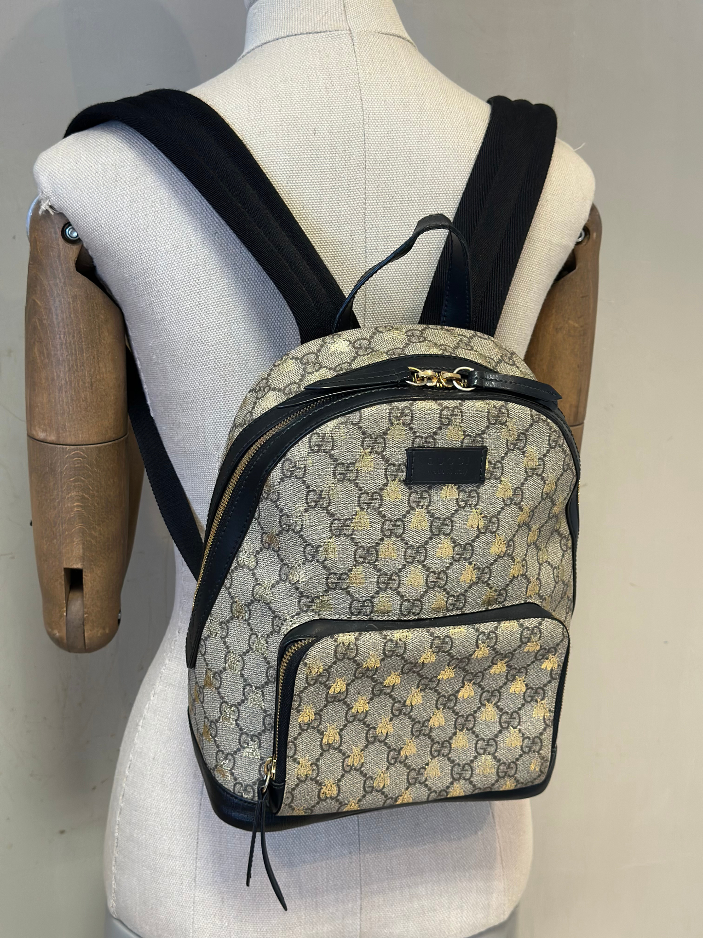 Mochila Pequeña Gucci GG Supreme Gold Bees