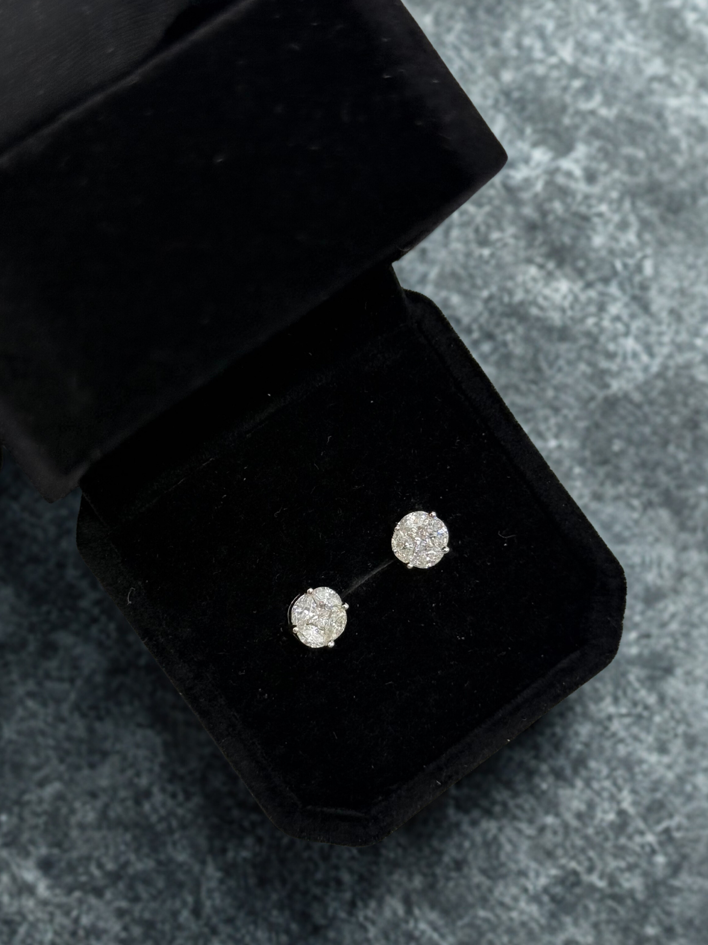 Aros Stud Atemporales en Oro Blanco 18k con Diamantes