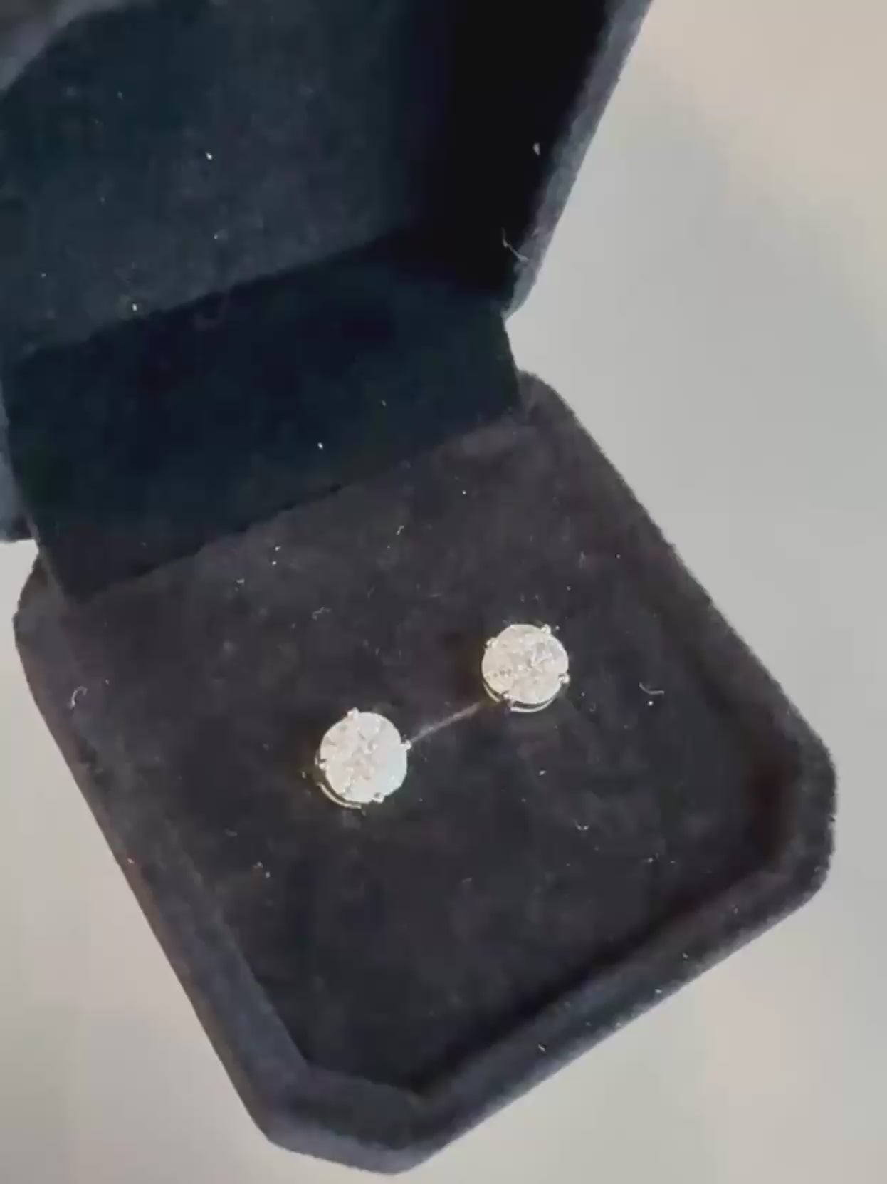 Aros Stud Atemporales en Oro Blanco 18k con Diamantes