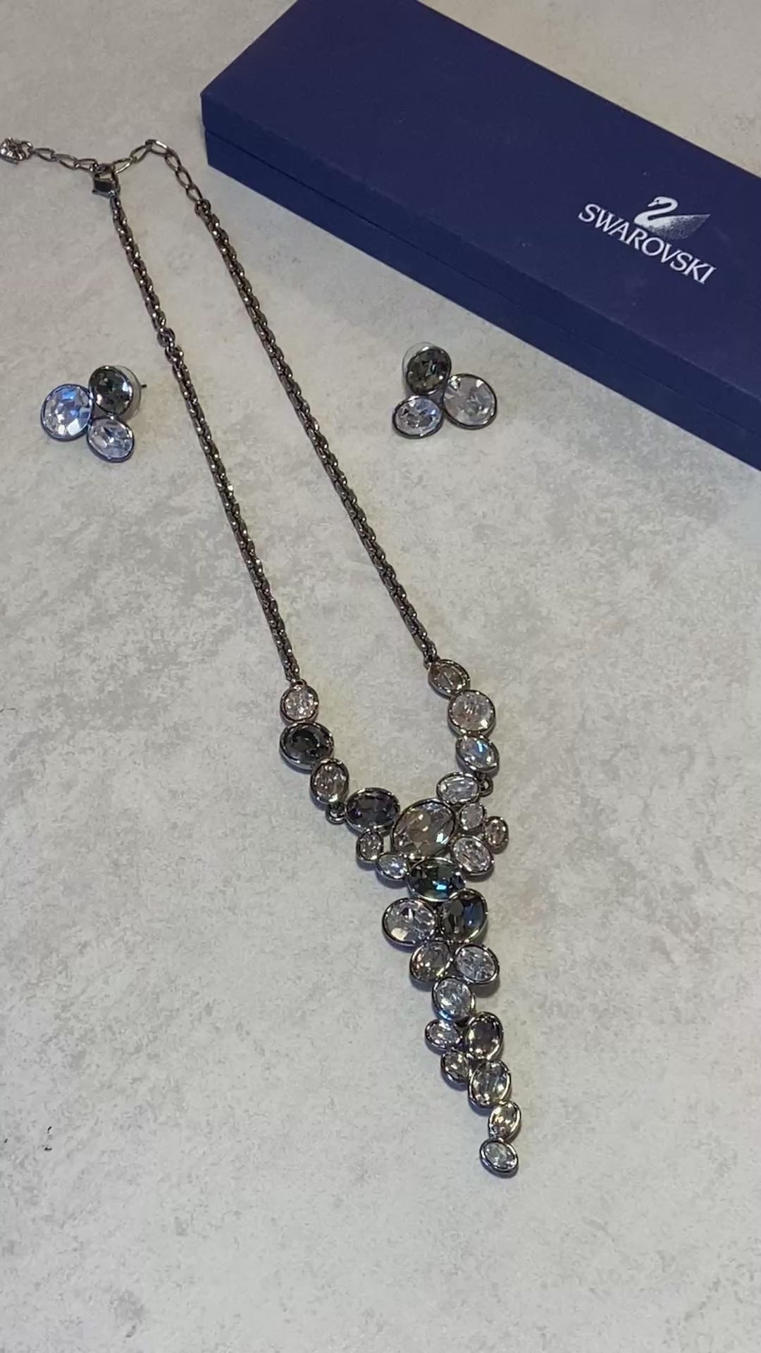 ⁠Set de Collar y Aros Noir Swarovski