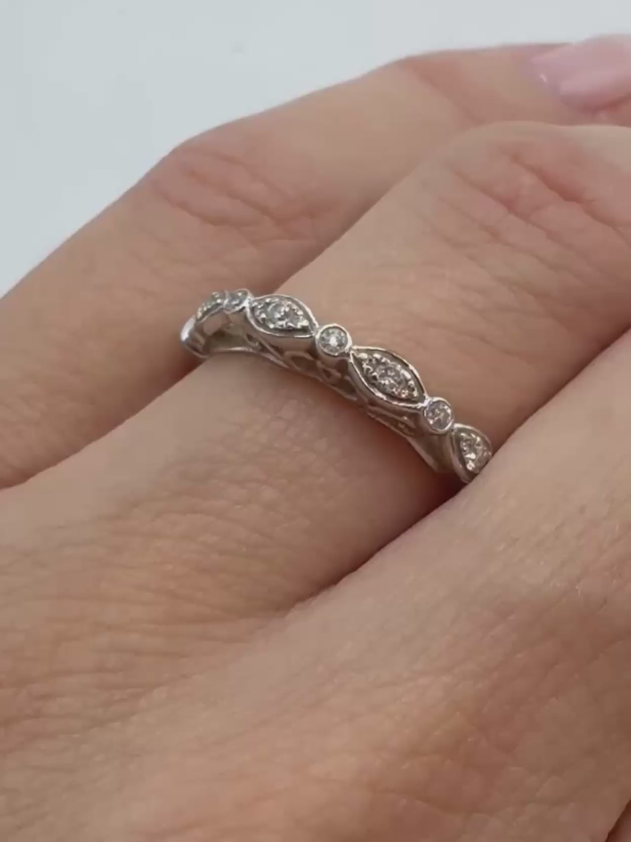 Anillo delicado estilo eternity en oro blanco 18k con diamantes naturales