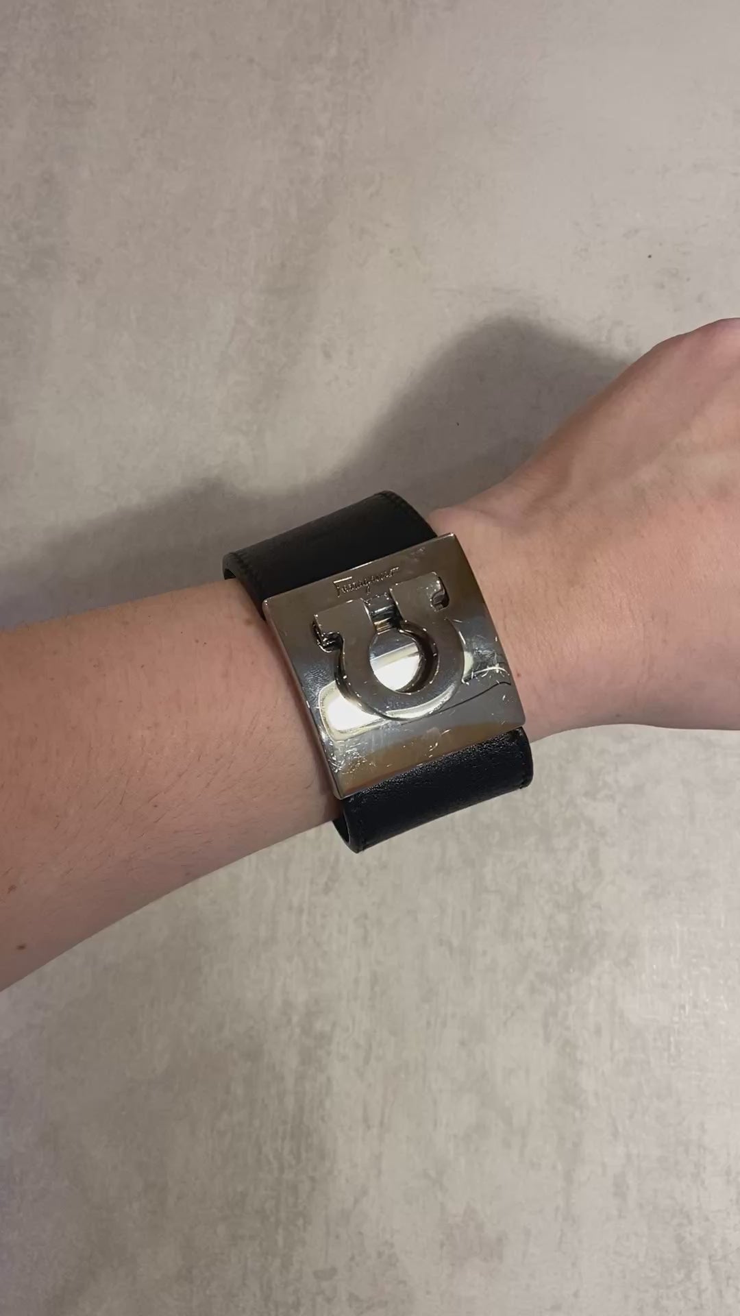 ⁠Pulsera Salvatore Ferragamo Gancini de Cuero