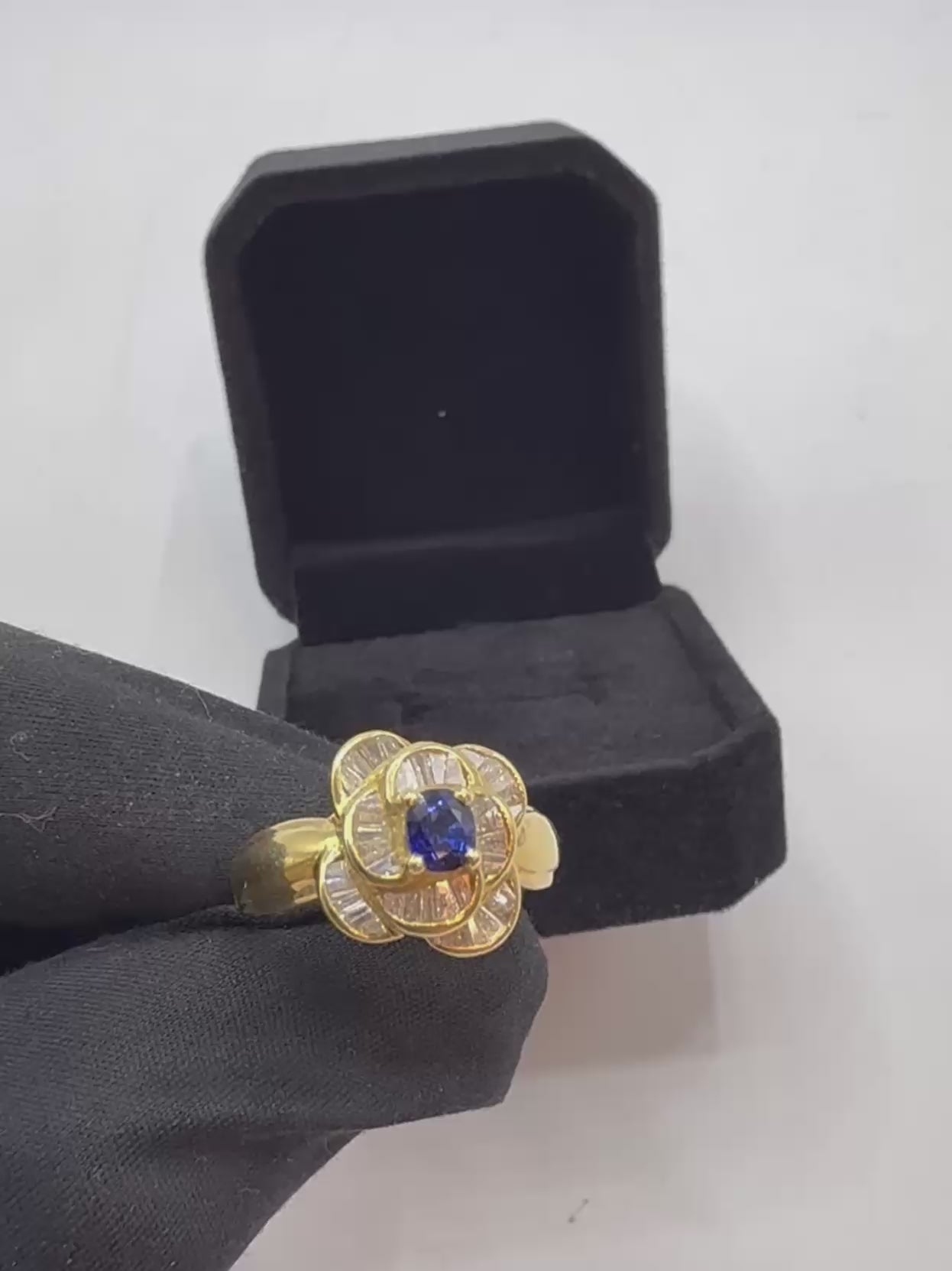 Anillo Statement Floral en Oro Amarillo 18k con Zafiro