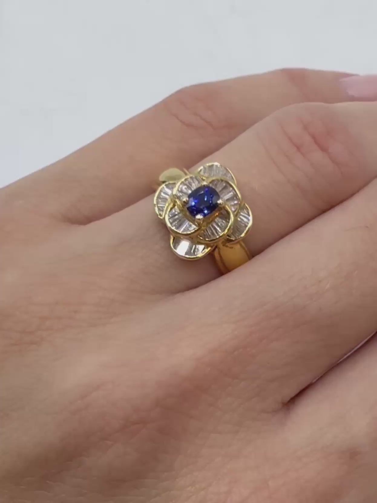 Anillo Statement Floral en Oro Amarillo 18k con Zafiro