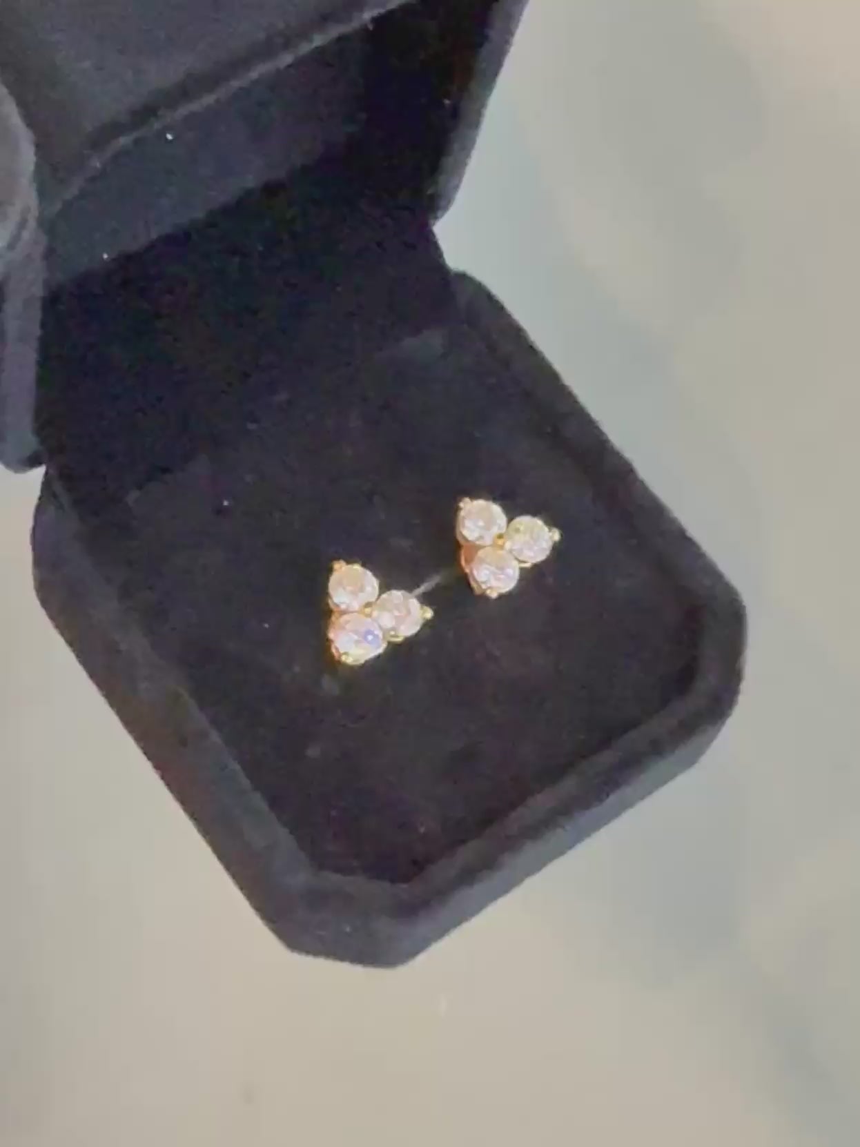 Aros Stud Tipo Trebol Oro Amarillo 18K y Diamantes