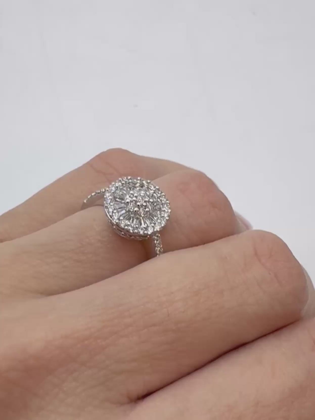 Anillo Halo Estilo Engagement en Oro Blanco 18k con Diamantes Naturales