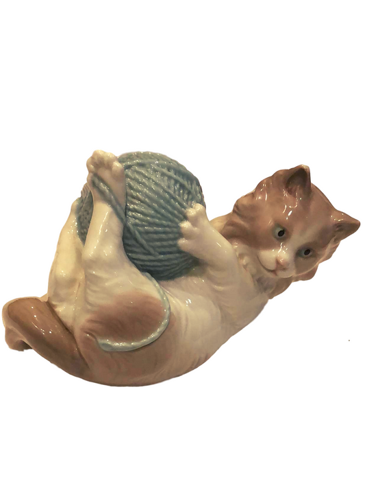 Figura Nao "Gato Jugando con Ovillo de Lana"
