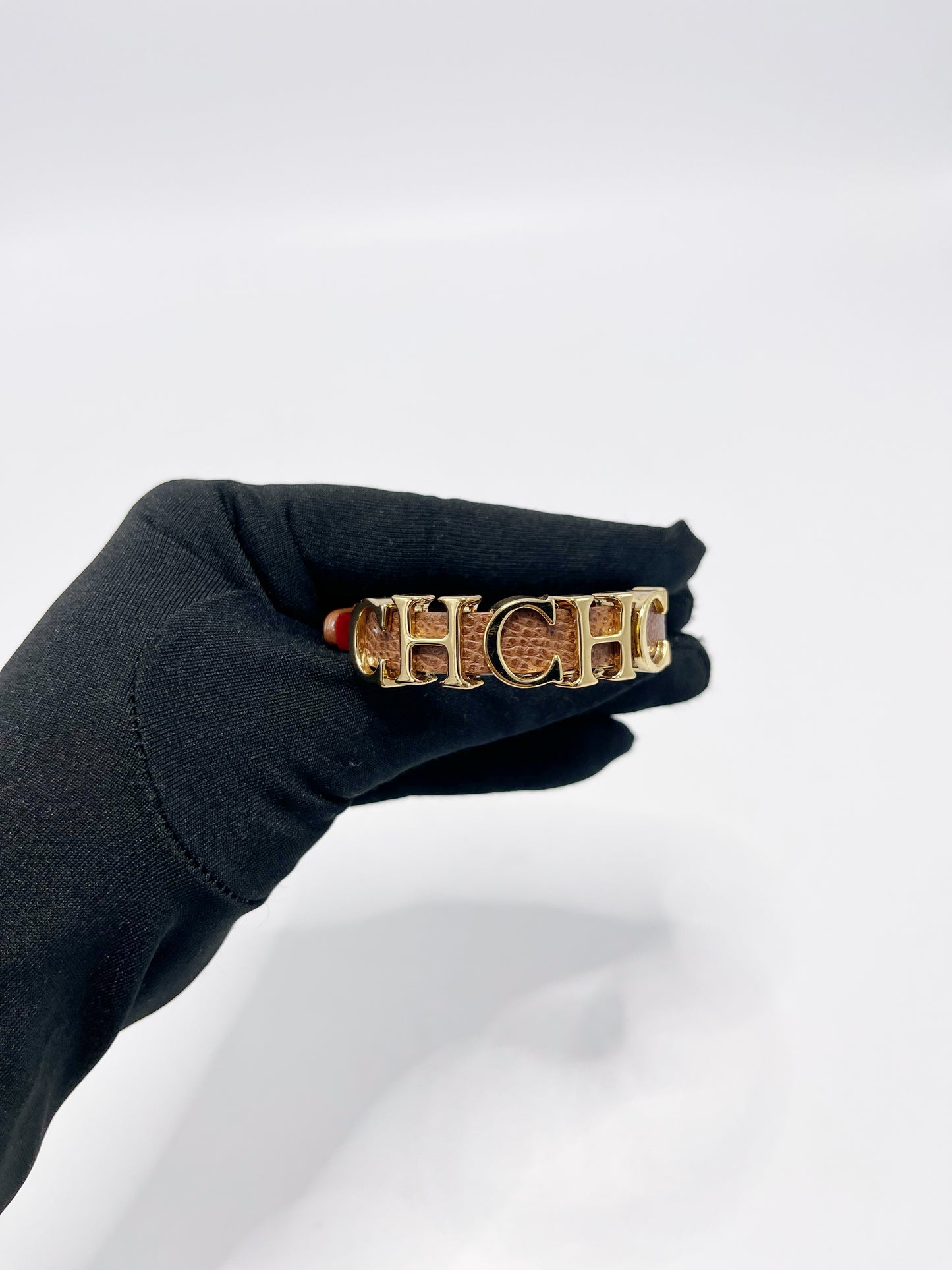 Pulsera de cuero con monograma Carolina Herrera