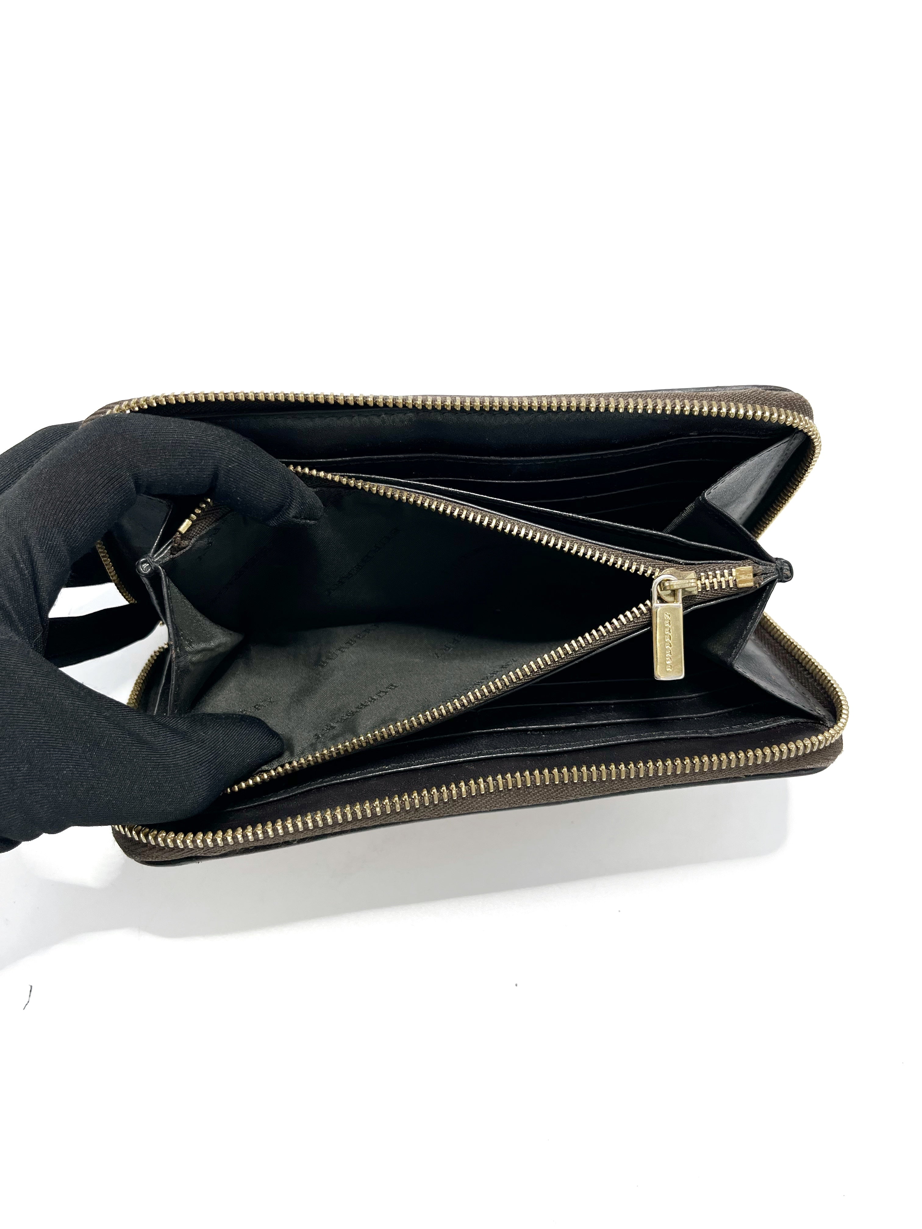 Billetera Burberry Haymarket zip around The New Black